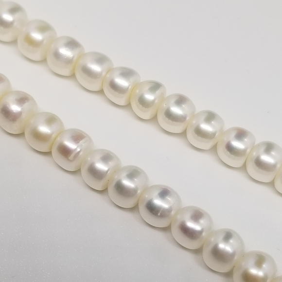 single strand of white pearls - Picture 2 of 3